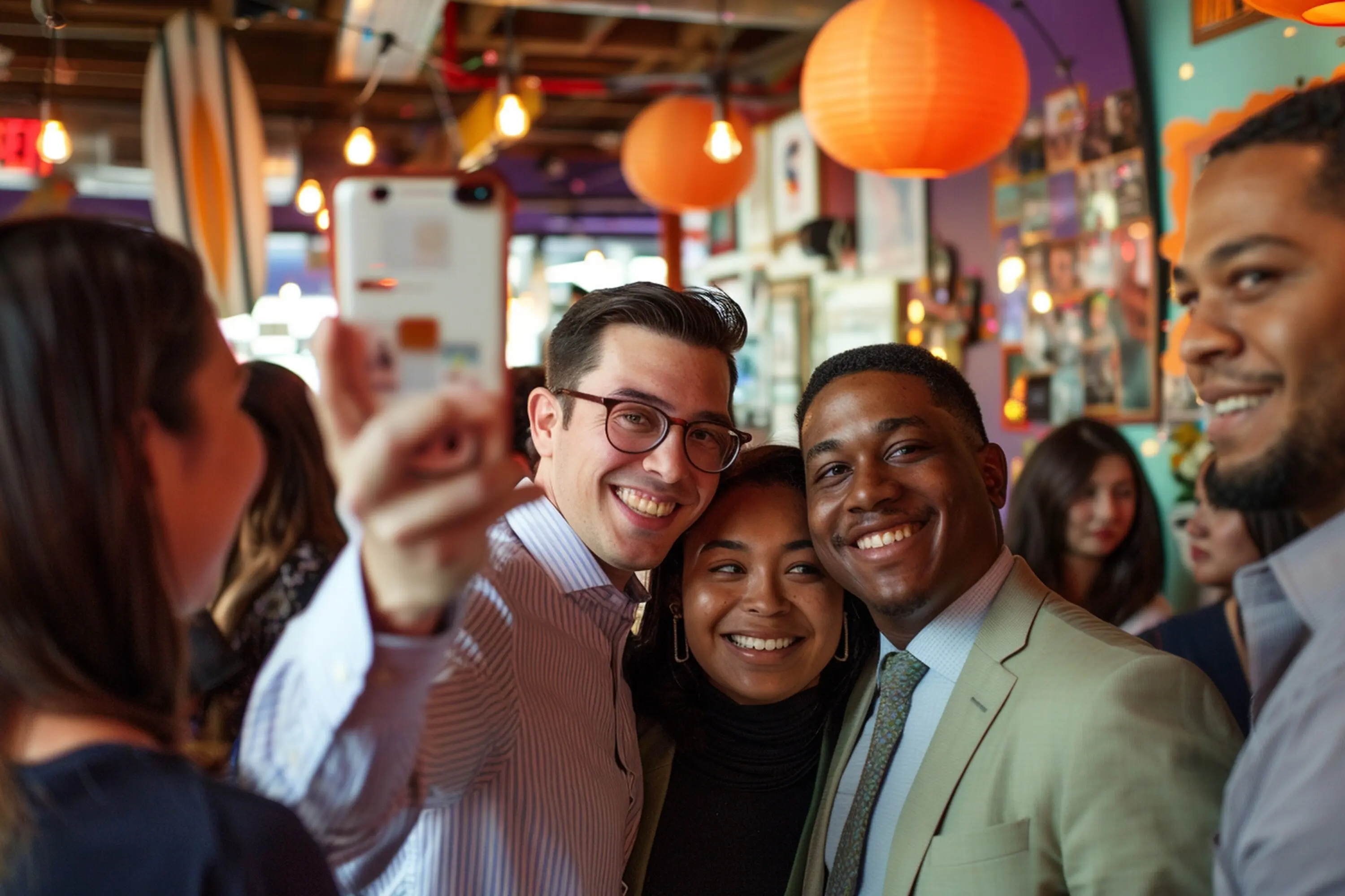 Ein Bild zeigt eine lebhafte Szene im Innenraum bei einer gesellschaftlichen Zusammenkunft oder Veranstaltung, vermutlich in einer Bar oder einem ungezwungenen Restaurant.